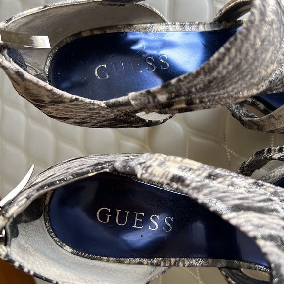 💕Guess Grey/Wht Faux Snakeskin Embossed Metallic Heels 7.5 EUC💕 - Picture 6 of 10
